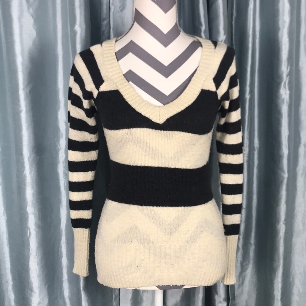 ⭐️Striped V neck sweater⭐️